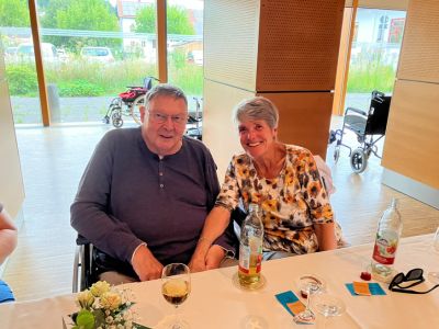 Mann und Frau sitzen am Tisch